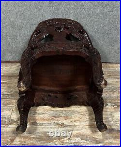 Rare fauteuil chinois ancien estampillé en bois de fer richement sculpté (XIXe)