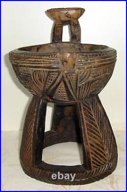 Récipient ancien en bois sculpté Art AFRICAIN KUBA R. D. Congo