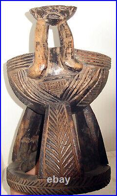 Récipient ancien en bois sculpté Art AFRICAIN KUBA R. D. Congo