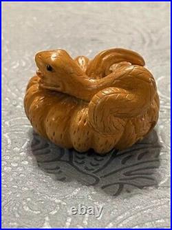 Sculpture japonaise en bois sculpté Netsuke ancienne sneak animal inro ojime