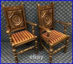 Série De 2 fauteuils et 2 chaises anciennes en bois massif sculpté