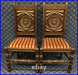 Série De 2 fauteuils et 2 chaises anciennes en bois massif sculpté
