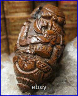 TABATIERE secouette en bois de corozo sculptée de motifs guerrier et divers