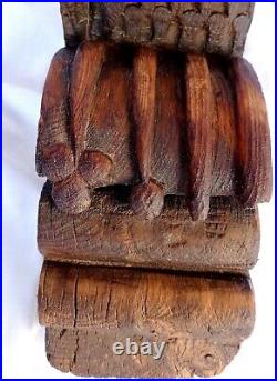 Tête d'aigle bois sculpté sur chevron, charpente de toit ancien gothique