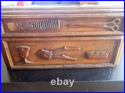 Très belle boite ancienne en bois sculptée de coiffeur
