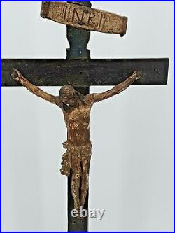 XVIII ème s, Crucifix Ancien en bois sculpté patiné
