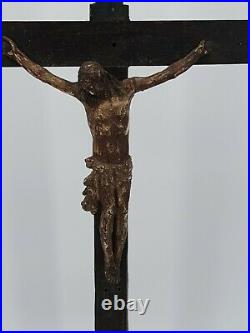 XVIII ème s, Crucifix Ancien en bois sculpté patiné